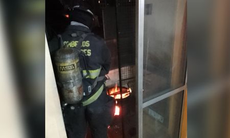 El foco ígneo se inició por el uso de un asador portátil y fue controlado por bomberos. El foco ígneo se inició por el uso de un asador portátil y fue controlado por bomberos.