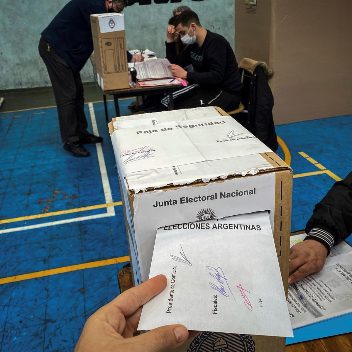 Quienes no se presenten en su mesa de votación este domingo para participar de las elecciones legislativas 2021, deberán justificar su ausencia.