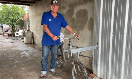 Domingo, vendedor de copos de nieves hace 50 años, recuperó su bicicleta que le habían robado en la Peregrinación de Guadalupe. Domingo, vendedor de copos de nieves hace 50 años, recuperó su bicicleta que le habían robado en la Peregrinación de Guadalupe.