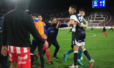 El partido entre Gimnasia vs. Barracas Central finalizó con una batalla campal. El partido entre Gimnasia vs. Barracas Central finalizó con una batalla campal.
