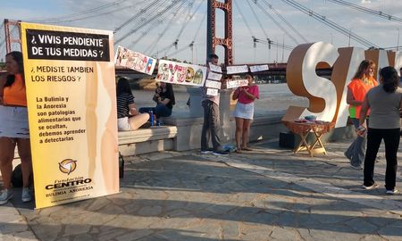 Padres de adolescentes con problemas alimentarios realizaron una caravana por la costanera de Santa Fe