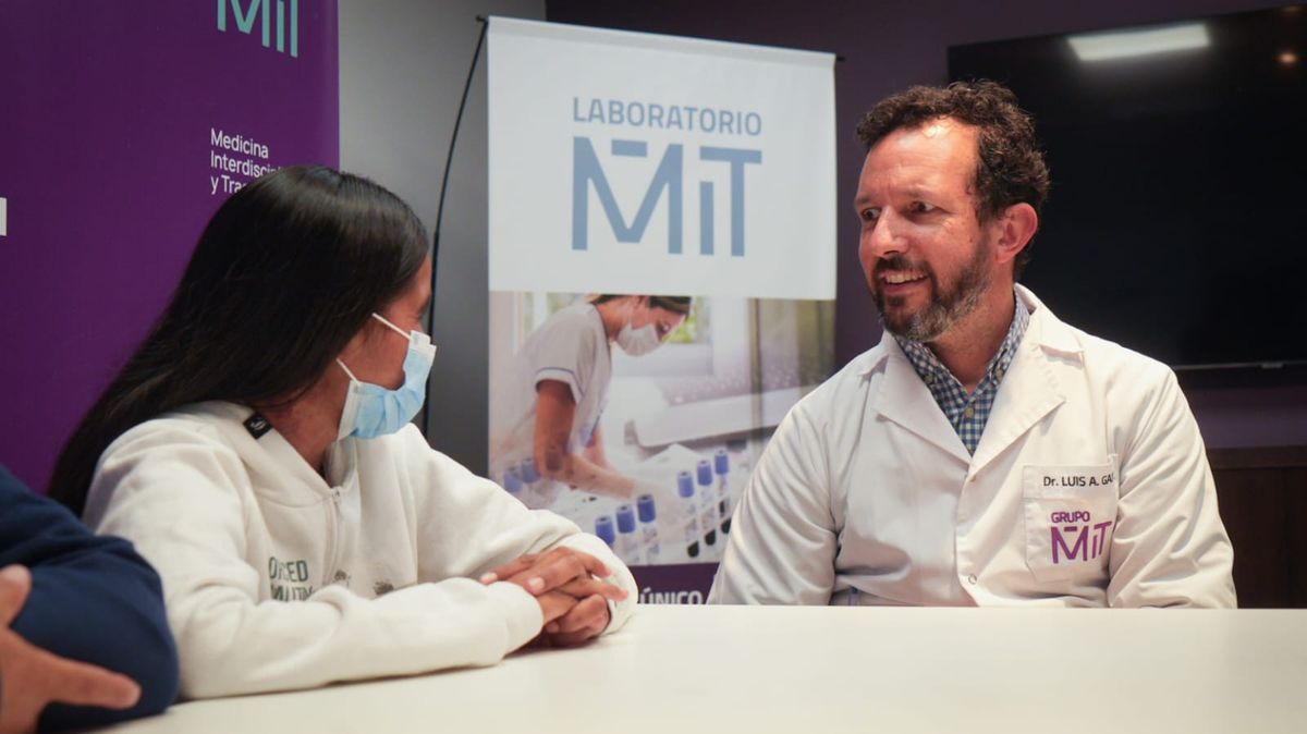 La paciente de 28 años junto al doctor Luis Gaite. La paciente de 28 años junto al doctor Luis Gaite.