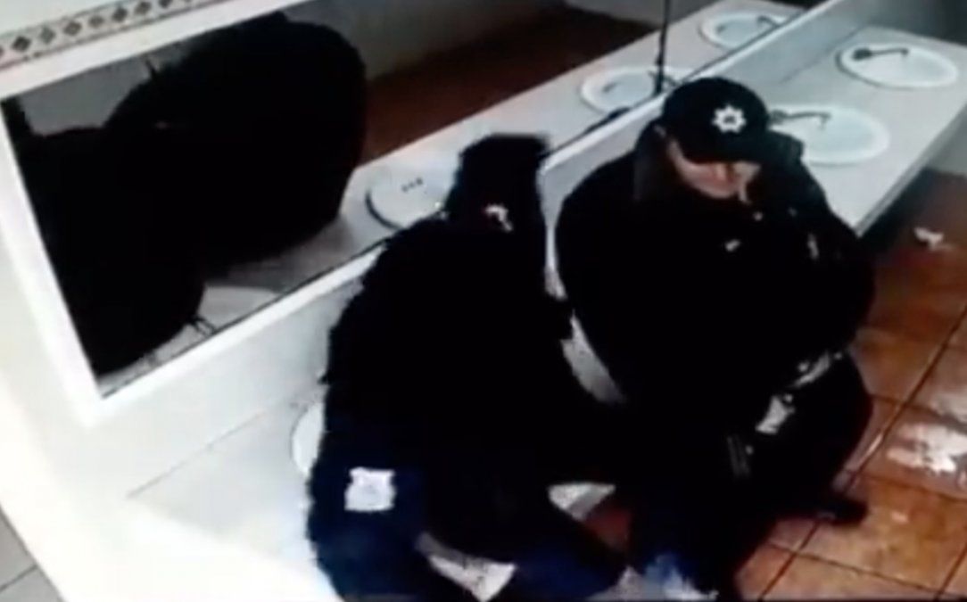 Viral: acalorado encuentro entre dos policías en un baño termina muy mal