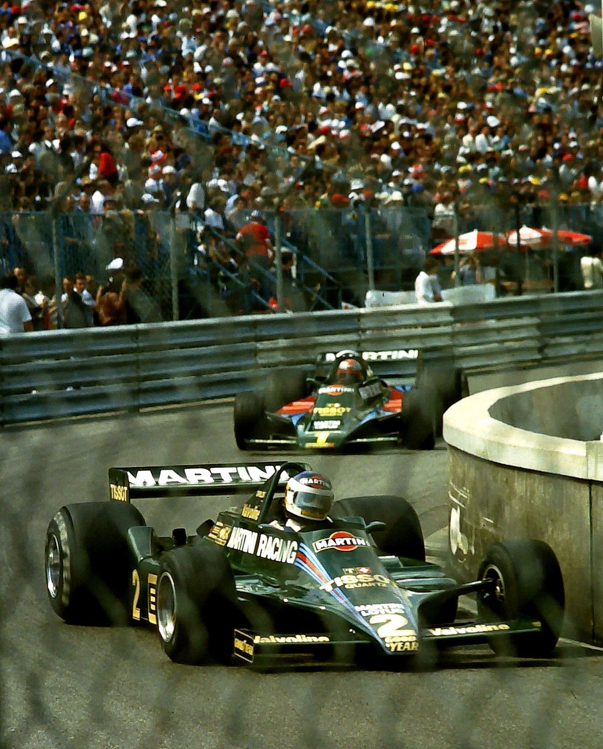 En 1979 se sumó a Lotus pero, su paso por el equipo británico, no fue el mejor. El Lotus 80 fue un fracaso, por lo que debieron utilizar el viejo modelo 79. En la foto, Reutemann precede con el 79 a su coequiper, el ítalo-estadounidense Mario Andretti (campeón en 1978), al mando del modelo 80, en las calles del principado de Mónaco. En 1979 se sumó a Lotus pero, su paso por el equipo británico, no fue el mejor. El Lotus 80 fue un fracaso, por lo que debieron utilizar el viejo modelo 79. En la foto, Reutemann precede con el 79 a su coequiper, el ítalo-estadounidense Mario Andretti (campeón en 1978), al mando del modelo 80, en las calles del principado de Mónaco.
