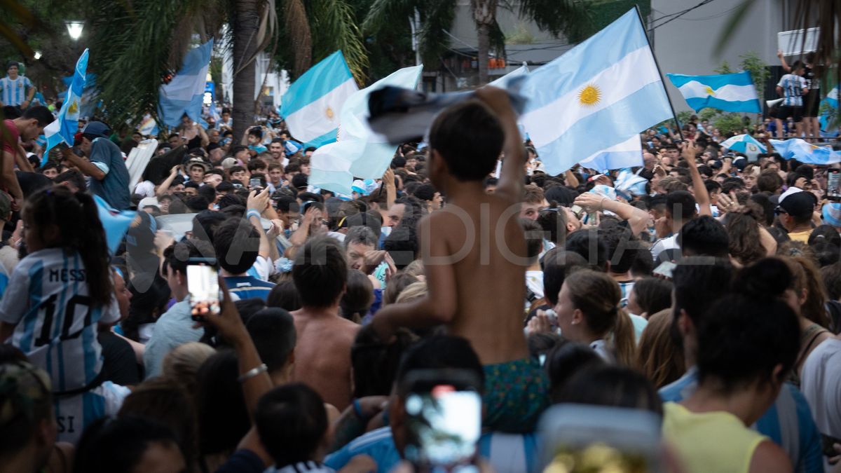 Habrá operativos de tránsito en la zona de Bulevar y Rivadavia durante el partido de Argentina por las semifinales de Qatar 2022.&nbsp;