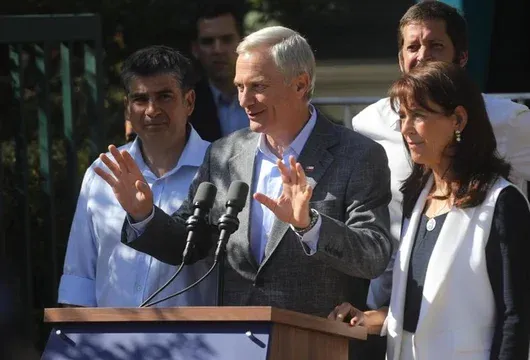 El presidente Javier Milei recibirá este martes al presidente electo de Chile, José Antonio Kast, según confirmaron fuentes oficiales.