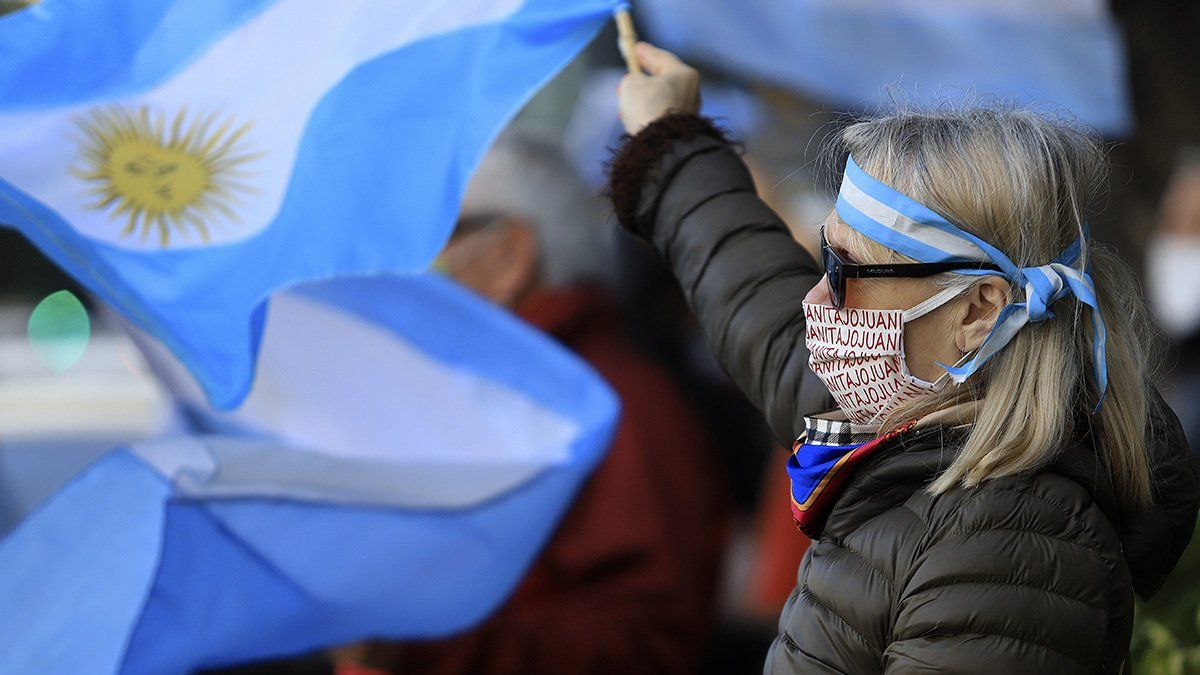 La manifestación en la ciudad de Buenos Aires y otras ciudades argentinas comenzó en horas de la tarde del sábado. 