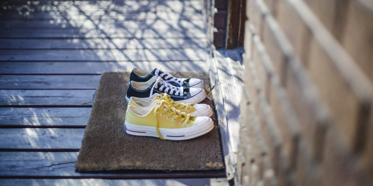 ¿Cuáles son los beneficios de no usar zapatos en casa?