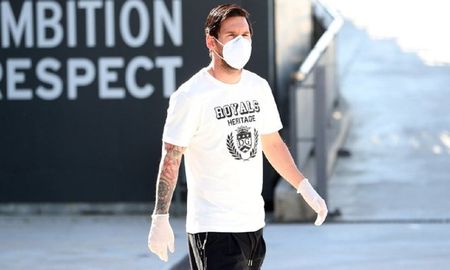Messi ingresando a la Ciudad Deportiva de Barcelona. Messi ingresando a la Ciudad Deportiva de Barcelona.
