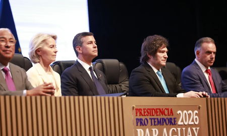 Milei se diferenció de sus pares y evitó aplaudir el reconocimiento a Lula da Silva Milei se diferenció de sus pares y evitó aplaudir el reconocimiento a Lula da Silva