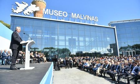 En su discurso, el presidente brindó tributo a los oficiales de las Fuerzas Armadas “que dignamente pelearon en Malvinas”. En su discurso, el presidente brindó tributo a los oficiales de las Fuerzas Armadas “que dignamente pelearon en Malvinas”.