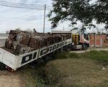 El vehículo de gran porte intentó realizar un desvío por las obras del puente Carretero y terminó atrapado en una calle de tierra de Varadero Sarsotti. El vehículo de gran porte intentó realizar un desvío por las obras del puente Carretero y terminó atrapado en una calle de tierra de Varadero Sarsotti.