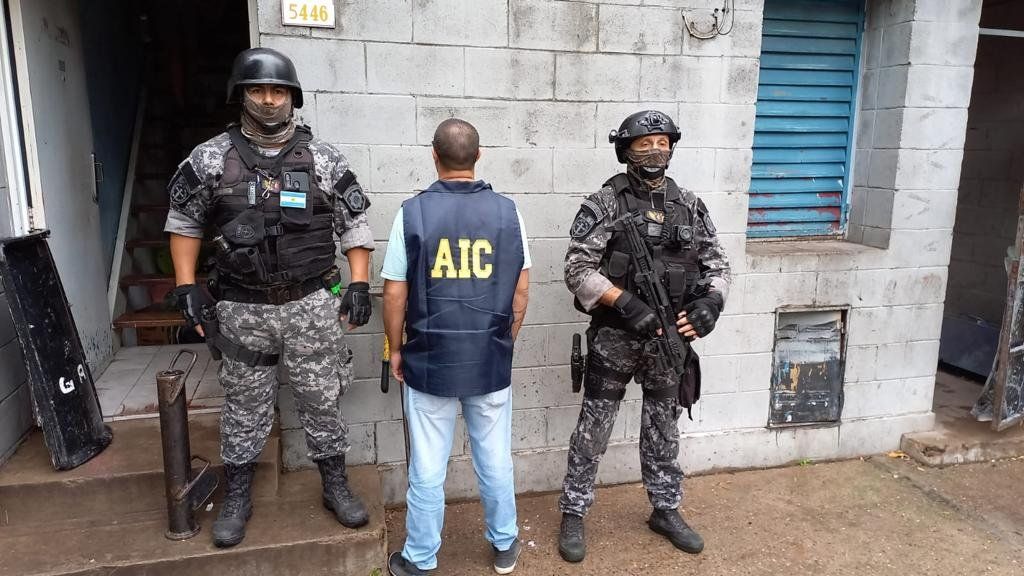 Dos detenidos en barrio Nuevo Triángulo de Rosario luego de un allanamiento de la Agencia de Investigación Criminal por causa de abuso de armas.