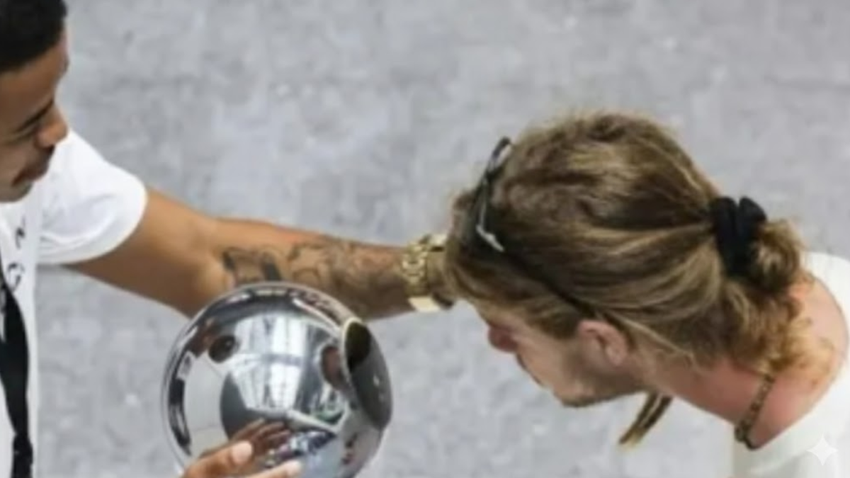 Identidad a cambio de tokens un joven escanea su iris ante el orbe de World en un punto de captación biométrica.