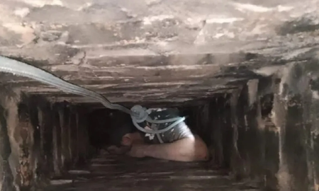 El ladrón intentó entrar a robar a una casa y terminó atorado en la chimenea. El ladrón intentó entrar a robar a una casa y terminó atorado en la chimenea.