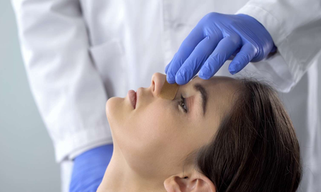 Insólito: un hombre quiso hacerse una rinoplastia mirando un tutorial en YouTube y terminó internado Insólito: un hombre quiso hacerse una rinoplastia mirando un tutorial en YouTube y terminó internado