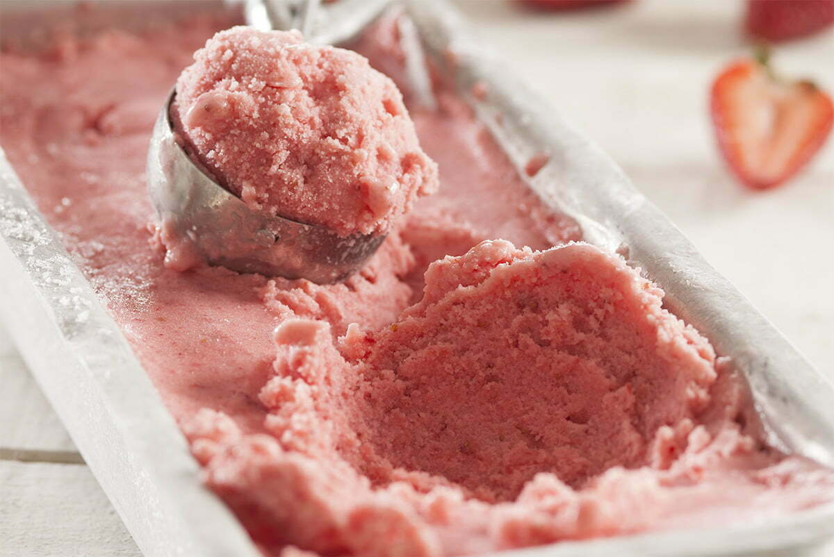 Cómo hacer helado de frutilla a la crema 