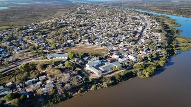 Se calcula que en Alto Verde viven alrededor de 18.000 personas, rodeadas por el agua de los ríos y lagunas.
