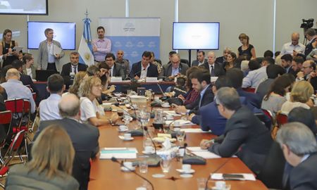 Juntos por el Cambio llevará su propio dictamen de minoría este jueves al recinto, que sesionará a partir de las 12. Juntos por el Cambio llevará su propio dictamen de minoría este jueves al recinto, que sesionará a partir de las 12.