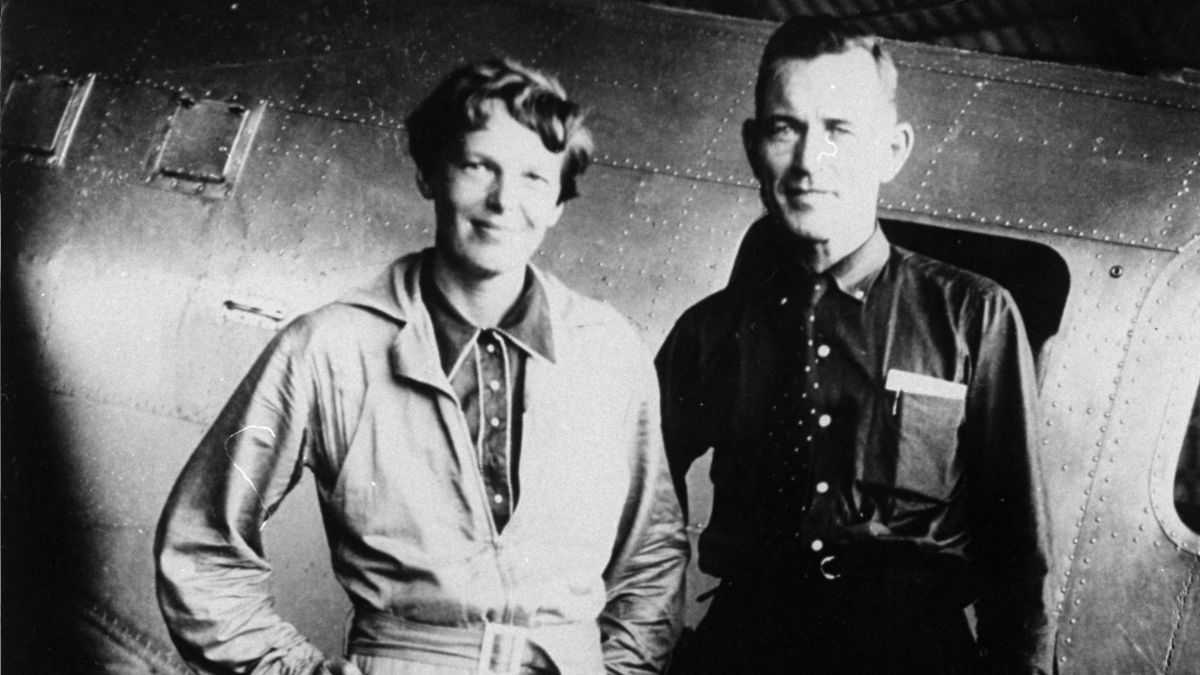 En el segundo intento de dar la vuelta al mundo, volarían de oeste a este, y solo Fred Noonan (foto) acompañaría a Amelia. Despegaron desde Oakland, California, el 20 de mayo de 1937 y, el 1 de junio, desde Miami, comenzaron la nueva travesía. En el segundo intento de dar la vuelta al mundo, volarían de oeste a este, y solo Fred Noonan (foto) acompañaría a Amelia. Despegaron desde Oakland, California, el 20 de mayo de 1937 y, el 1 de junio, desde Miami, comenzaron la nueva travesía.