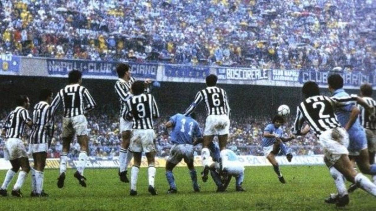 Diego Maradona marca ante Juventus
