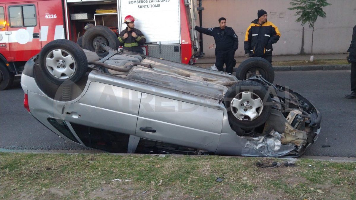 Un auto chocó contra una columna y volcó sobre la Avenida J.J. Paso.