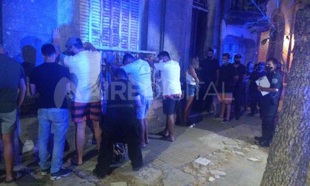 En la madrugada de este domingo, la policía de Santa Fe tuvo que desactivar, al menos, dos fiestas clandestinas que se realizaban en viviendas particulares. En la madrugada de este domingo, la policía de Santa Fe tuvo que desactivar, al menos, dos fiestas clandestinas que se realizaban en viviendas particulares.