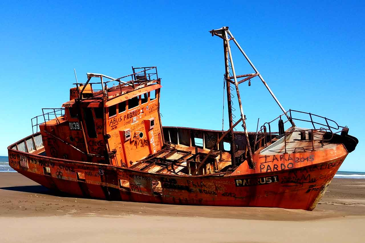 En sus playas&nbsp;es posible ver los restos de dos embarcaciones encalladas.