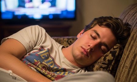 Dormir con la televisión encendida es un hábito más común de lo que se piensa. Dormir con la televisión encendida es un hábito más común de lo que se piensa.