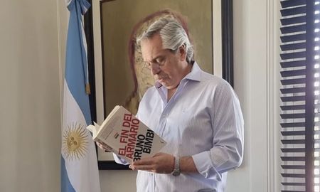 El presidente subió una foto en Twitter leyendo el libro El fin del armario, de Bruno Bimbi. El presidente subió una foto en Twitter leyendo el libro El fin del armario, de Bruno Bimbi.