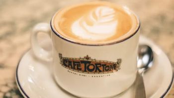 Una japonesa fue al Café Tortoni, pidió un café con leche y mostró cuánto gastó en agosto 2025