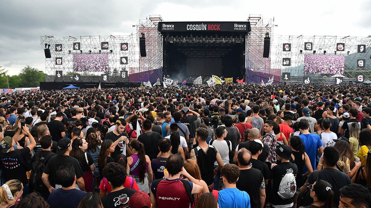 Un variado público le pone color al Cosquín Rock