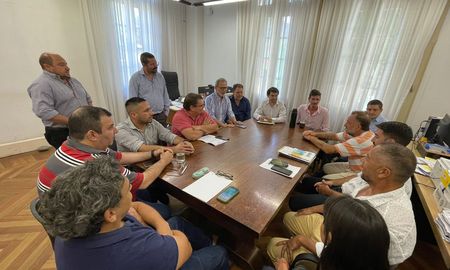Los representantes de la Municipalidad de Santo Tomé y el gremio Asteom ya mantuvieron reuniones por los 53 empleados. Los representantes de la Municipalidad de Santo Tomé y el gremio Asteom ya mantuvieron reuniones por los 53 empleados.