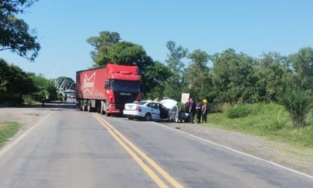 Accidente de tránsito en Ruta 11 entre un camión y un auto, a la altura de Emilia. Accidente de tránsito en Ruta 11 entre un camión y un auto, a la altura de Emilia.