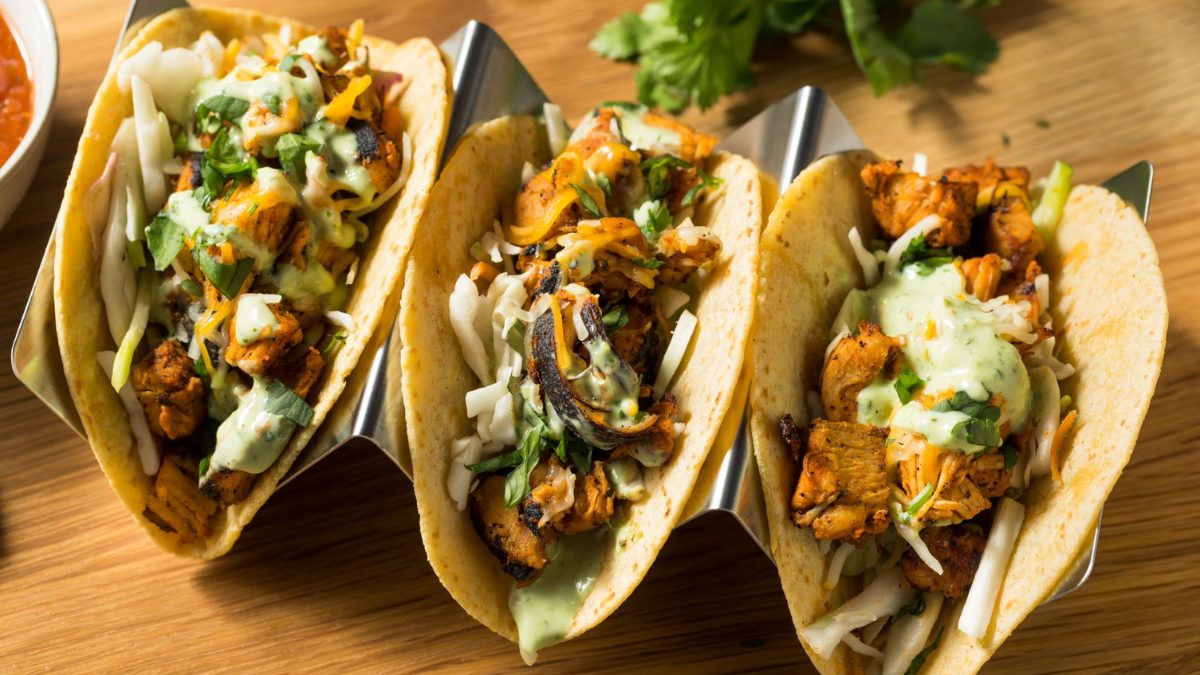 Los tacos de pollo con guacamole son una opción deliciosa, rápida y llena de sabor. Los tacos de pollo con guacamole son una opción deliciosa, rápida y llena de sabor. 