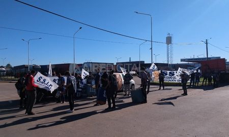 El Sindicato de Seguridad Privada e Investigaciones bloquea el ingreso y egreso de camiones al Centro de Logística de la Cervecería Santa Fe. El Sindicato de Seguridad Privada e Investigaciones bloquea el ingreso y egreso de camiones al Centro de Logística de la Cervecería Santa Fe.