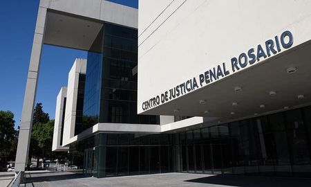 Los jueces Nicolás Foppiani, Valeria Pedrana y José Luis Suárez condenaron al ex juez Jorge Scavone a 4 años y 6 meses de prisión y al martillero Oscar Kovalevski a 8 años de prisión y 10 de inhabilitación. Los jueces Nicolás Foppiani, Valeria Pedrana y José Luis Suárez condenaron al ex juez Jorge Scavone a 4 años y 6 meses de prisión y al martillero Oscar Kovalevski a 8 años de prisión y 10 de inhabilitación.