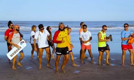 cumbia: el desopilante video de los guardavidas para promover la practica de rcp cumbia: el desopilante video de los guardavidas para promover la practica de rcp