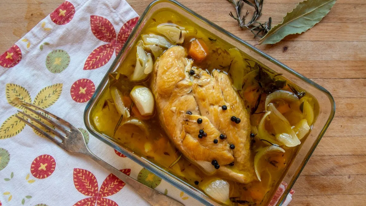 Pollo al escabeche es ideal para acompañar las picadas. Pollo al escabeche es ideal para acompañar las picadas.