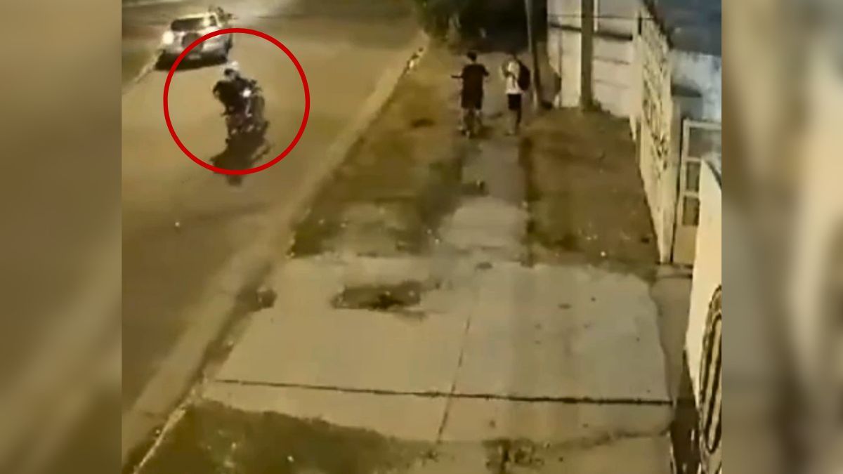 Uno de los delincuentes se bajó del vehículo y comenzó a gatillar frente a los jóvenes que no ejercieron resistencia.