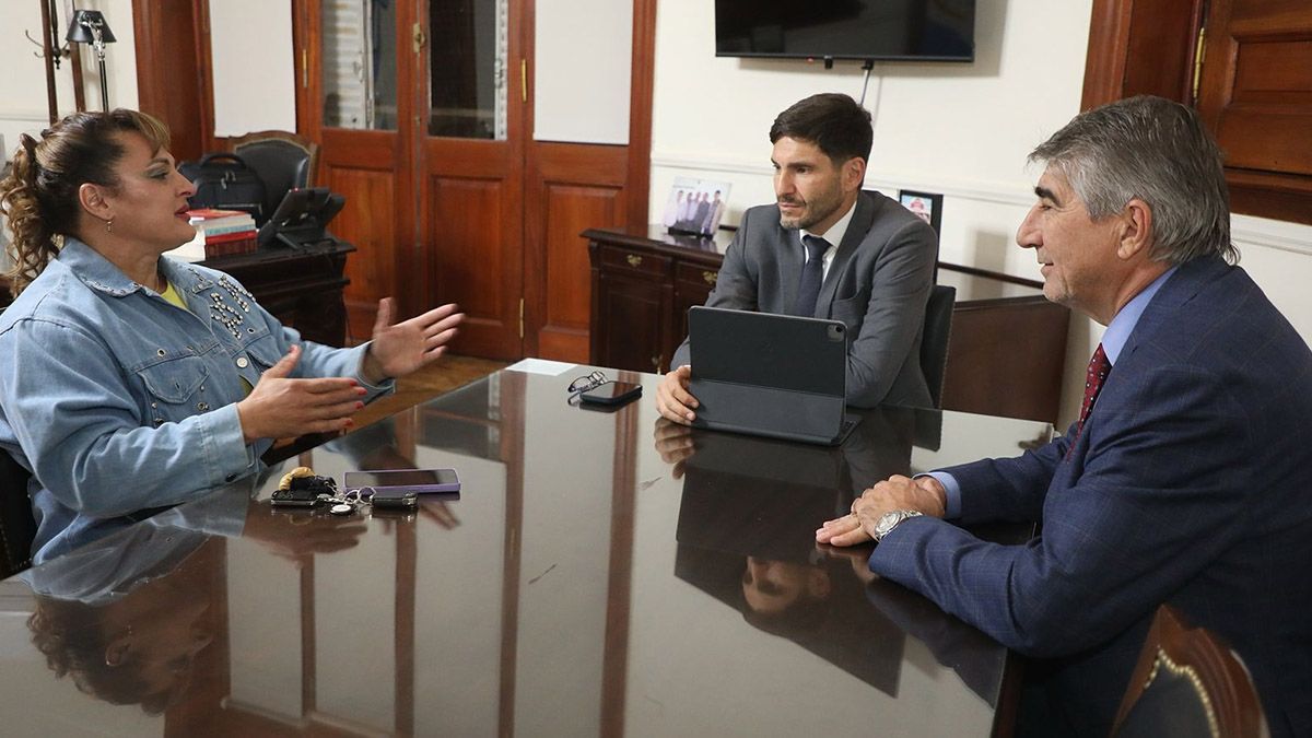 La referente del espacio Frente de la Esperanza y exboxeadora, Alejandra “Locomotora” Oliveras, también mantuvo un encuentro con el gobernador Pullaro. Tras la reunión y en diálogo con AIRE, planteó su posición: “Para qué esperar seis meses más La referente del espacio Frente de la Esperanza y exboxeadora, Alejandra “Locomotora” Oliveras, también mantuvo un encuentro con el gobernador Pullaro. Tras la reunión y en diálogo con AIRE, planteó su posición: “Para qué esperar seis meses más