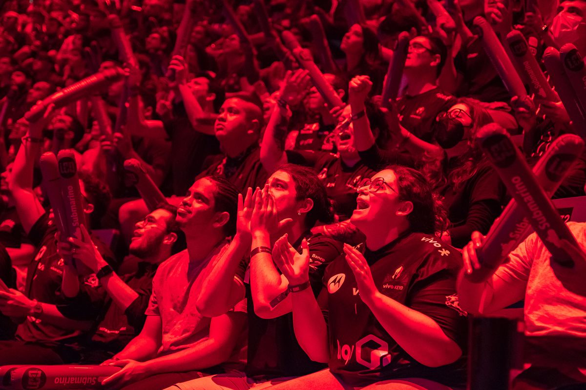 El publico alentó hasta el final a su equipo local FURIA, quien se enfrentó a KRÜ Esports en la LCQ Brasil.