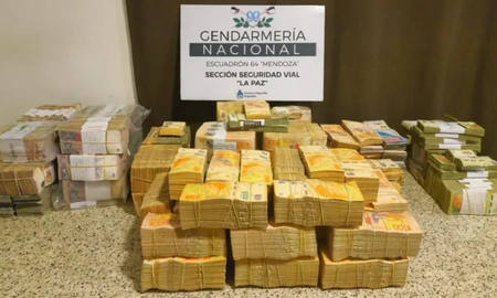 Detuvieron a un camionero en Mendoza por llevar escondidos 31 millones de pesos Detuvieron a un camionero en Mendoza por llevar escondidos 31 millones de pesos