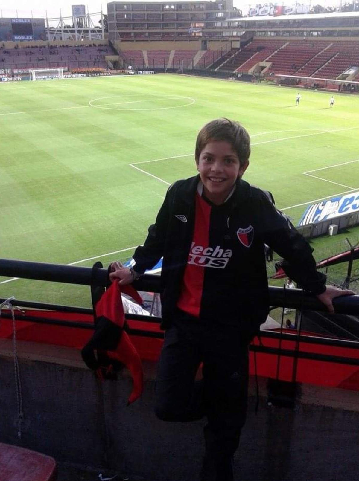 Agust&iacute;n Giay con la camiseta de Col&oacute;n en el Brigadier L&oacute;pez.