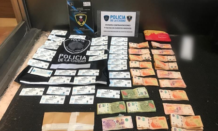 Secuestro de entradas y camisetas en Argentina-Ecuador. Secuestro de entradas y camisetas en Argentina-Ecuador.