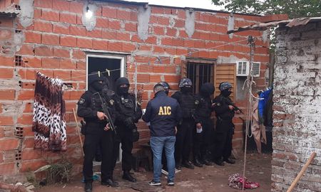 En los allanamiento también se secuestraron cueros vacunos, diversas joyas y demás elementos de interés para la investigación.