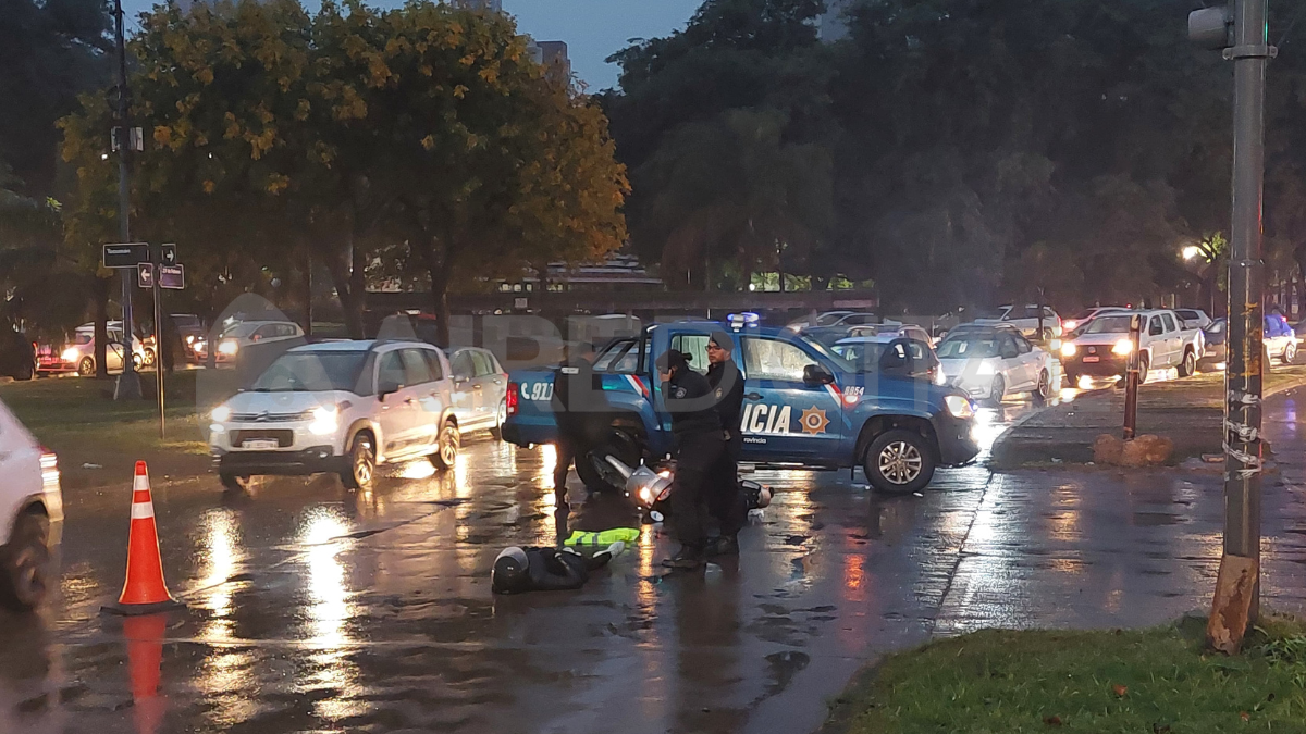 Una motociclista derrapó con su rodado en Avenida Alem y Tucumán.