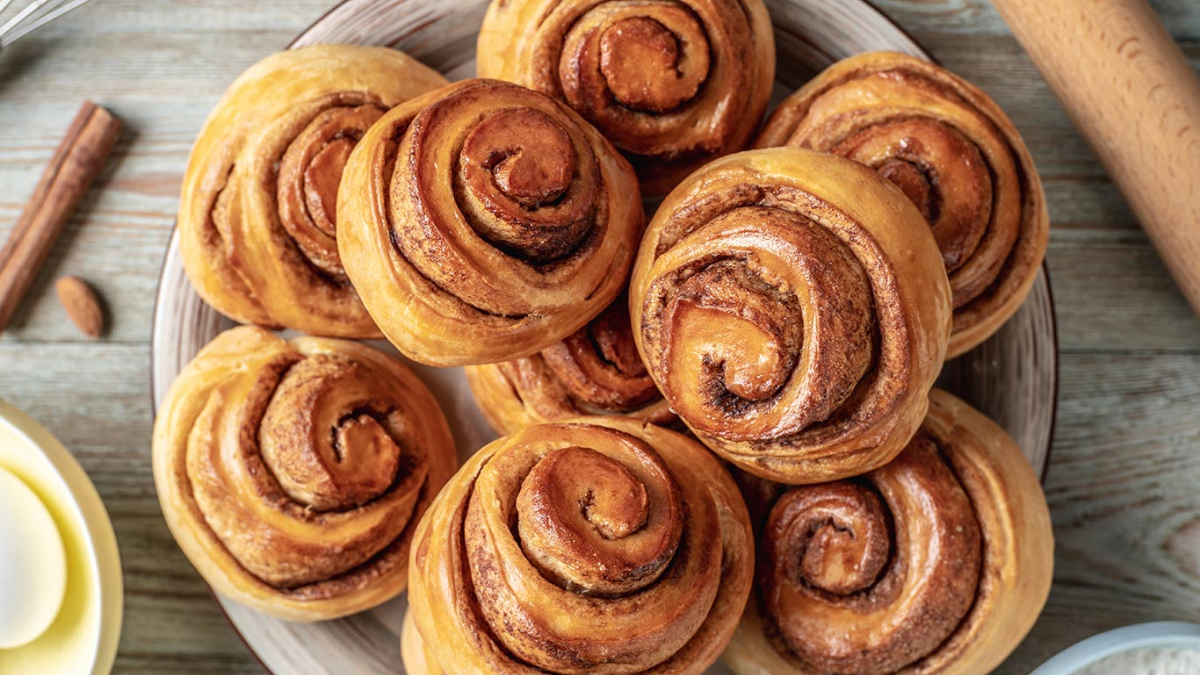 Estos rollos de canela deliciosos se pueden hacer fácilmente y disfrutarlos en casa. Estos rollos de canela deliciosos se pueden hacer fácilmente y disfrutarlos en casa.