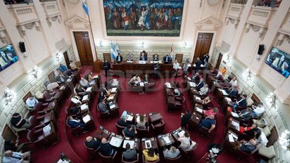 Diputados del peronismo impulsan frenar un posible aumento por decreto de la edad jubilatoria en Santa Fe