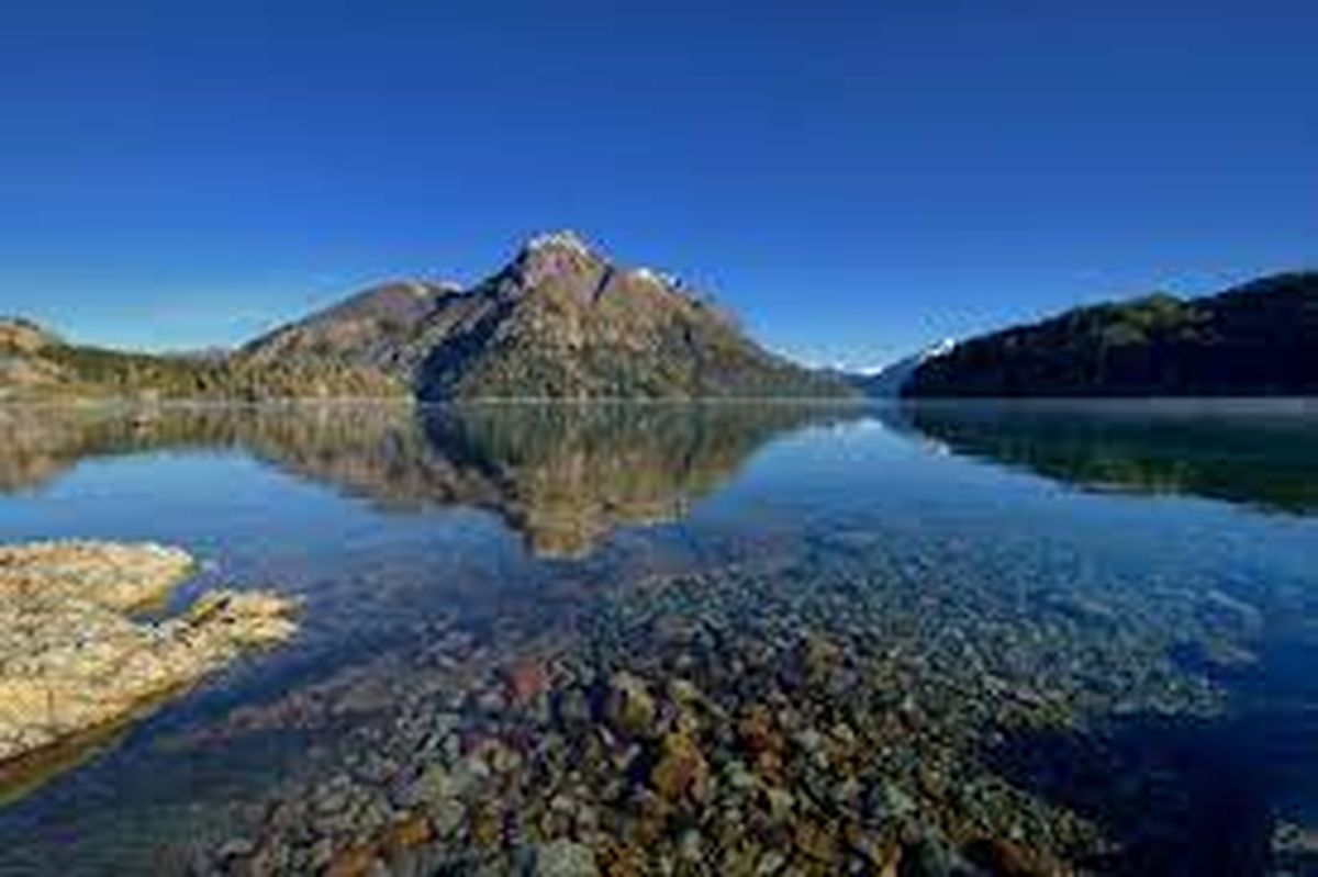 El lago Nahuel Huapi ofrece una multiplicidad de paisajes naturales.